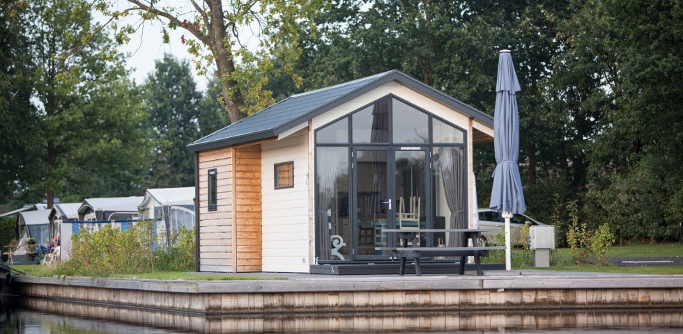 Huisje aan het water.JPG