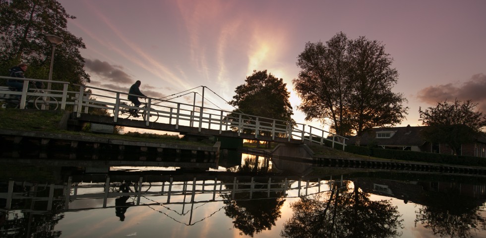 Fietsen brug waterdorpen Wanneperveen WaterReijk.jpg